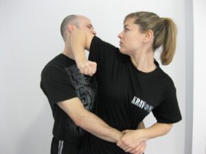 CURSO SOBRE DEFENSA PERSONAL EN BALNEARIA