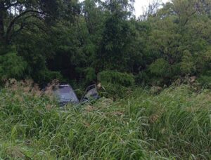 PERDIÓ EL CONTROL DEL AUTOMÓVIL Y TERMINÓ EN LA BANQUINA