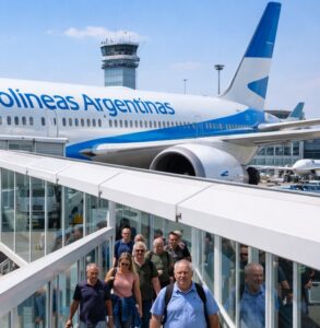 El turismo internacional creció un 8% interanual en febrero y Chile lidera el origen de visitantes